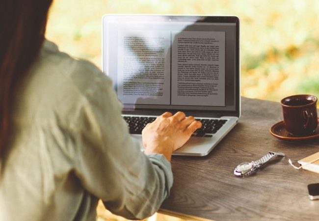 Frau mit Laptop