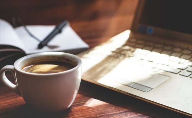 Laptop mit Kaffeetasse