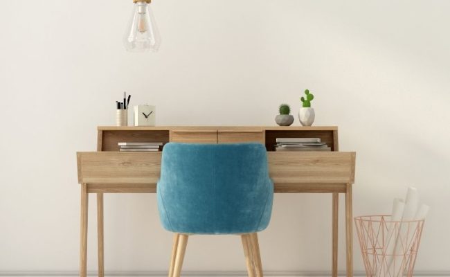 Schreibtisch mit blauem Stuhl